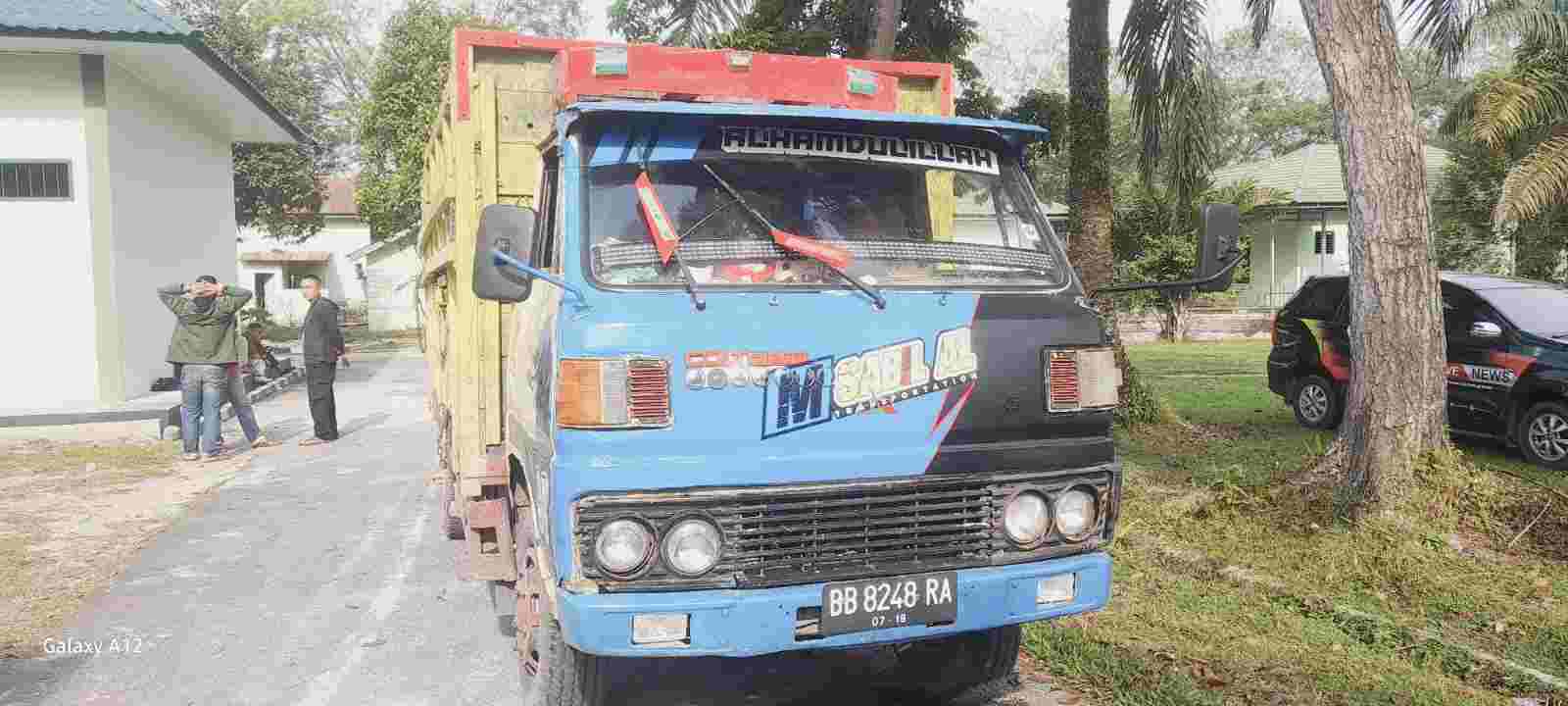 Polsuska Bersama Kodim 0208/AS Tangkap Terduga Pelaku Pencurian Besi Rel Kereta Api Polsuska Bersama Kodim 0208/AS Tangkap Terduga Pelaku Pencurian Besi Rel Kereta Api