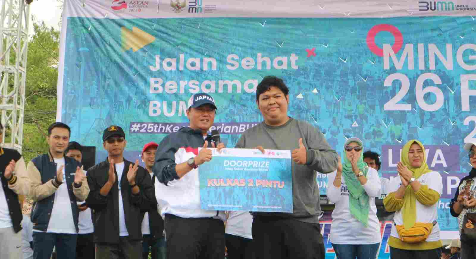 HUT ke-25 KemenBUMN, Pj Bupati Drs. H.Nukman Ikuti Jalan Sehat Bersama Ribuan Warga HUT ke-25 KemenBUMN, Pj Bupati Drs. H.Nukman Ikuti Jalan Sehat Bersama Ribuan Warga