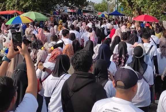 1500 Peserta Jalan Sehat Tumpah Ruah di Labuhan Jukung 1500 Peserta Jalan Sehat Tumpah Ruah di Labuhan Jukung
