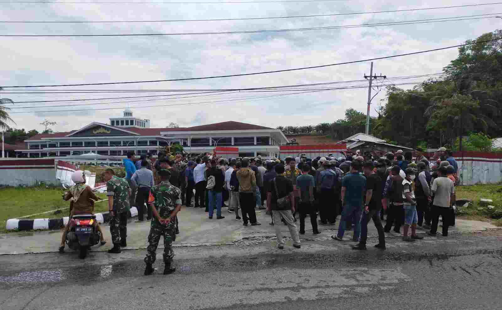 Puluhan Warga Ngambur Gelar Aksi Damai Puluhan Warga Ngambur Gelar Aksi Damai