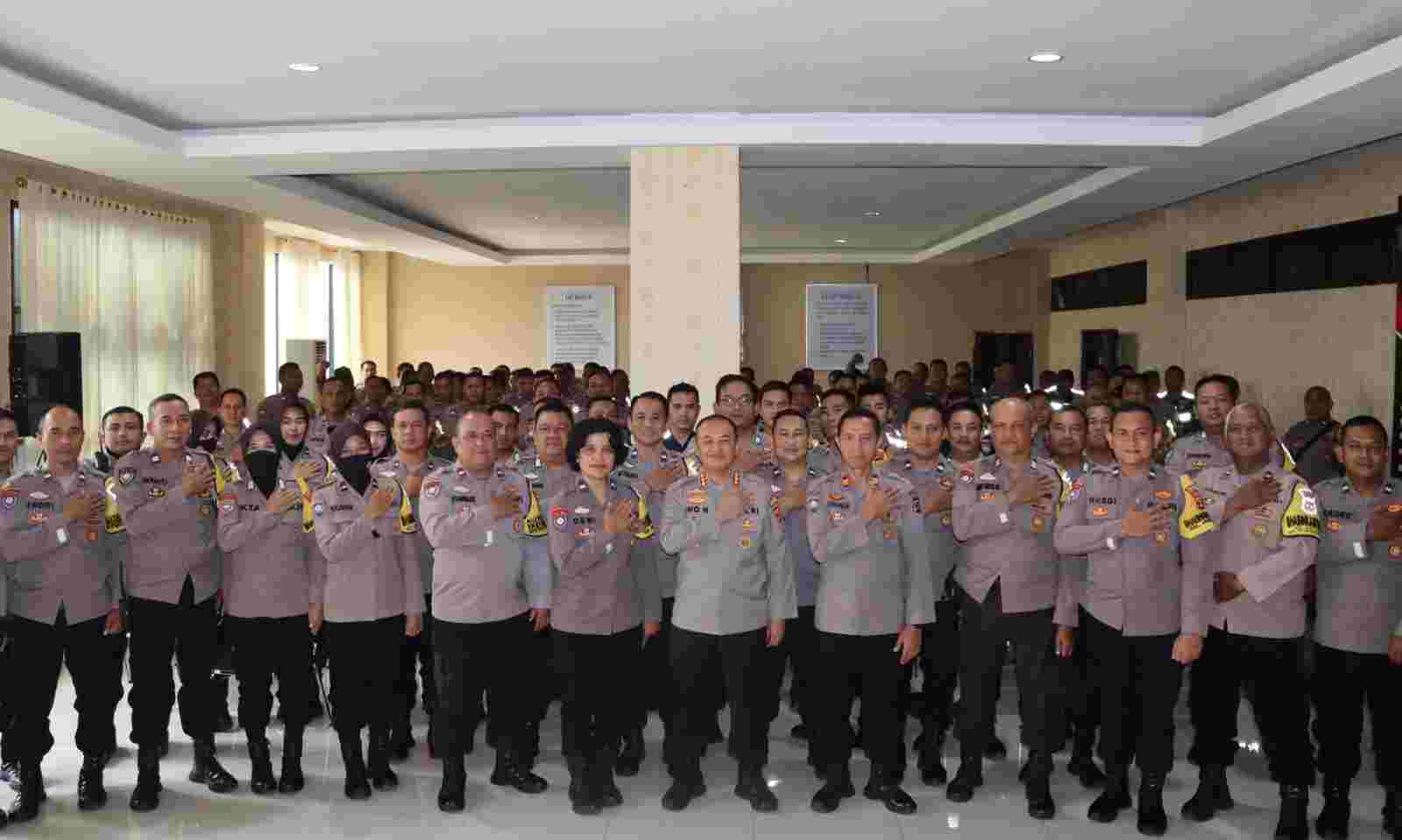 Kumpulkan Bhabinkamtibmas, Kapolresta: Hadir Ditengah Masyarakat Berikan Rasa Aman Kumpulkan Bhabinkamtibmas, Kapolresta: Hadir Ditengah Masyarakat Berikan Rasa Aman