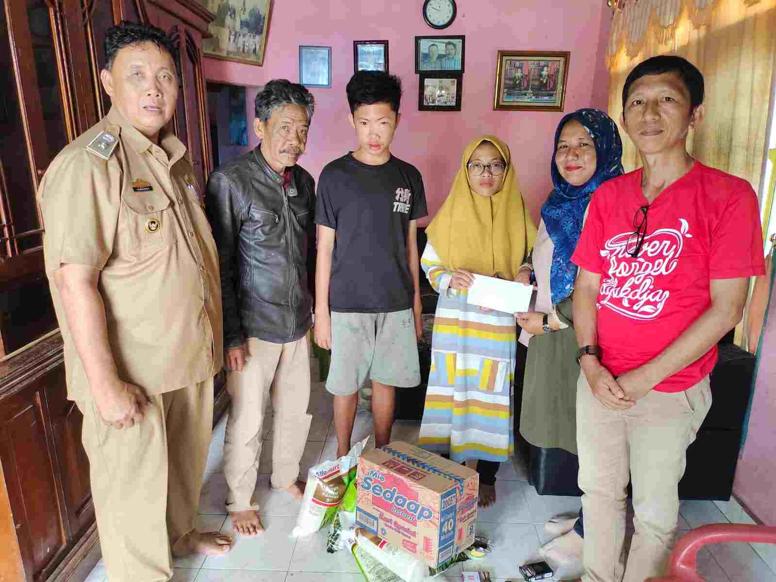 PWI Pesisir Barat Berikan Bantuan, Peratin Ucapkan Terimakasih PWI Pesisir Barat Berikan Bantuan, Peratin Ucapkan Terimakasih