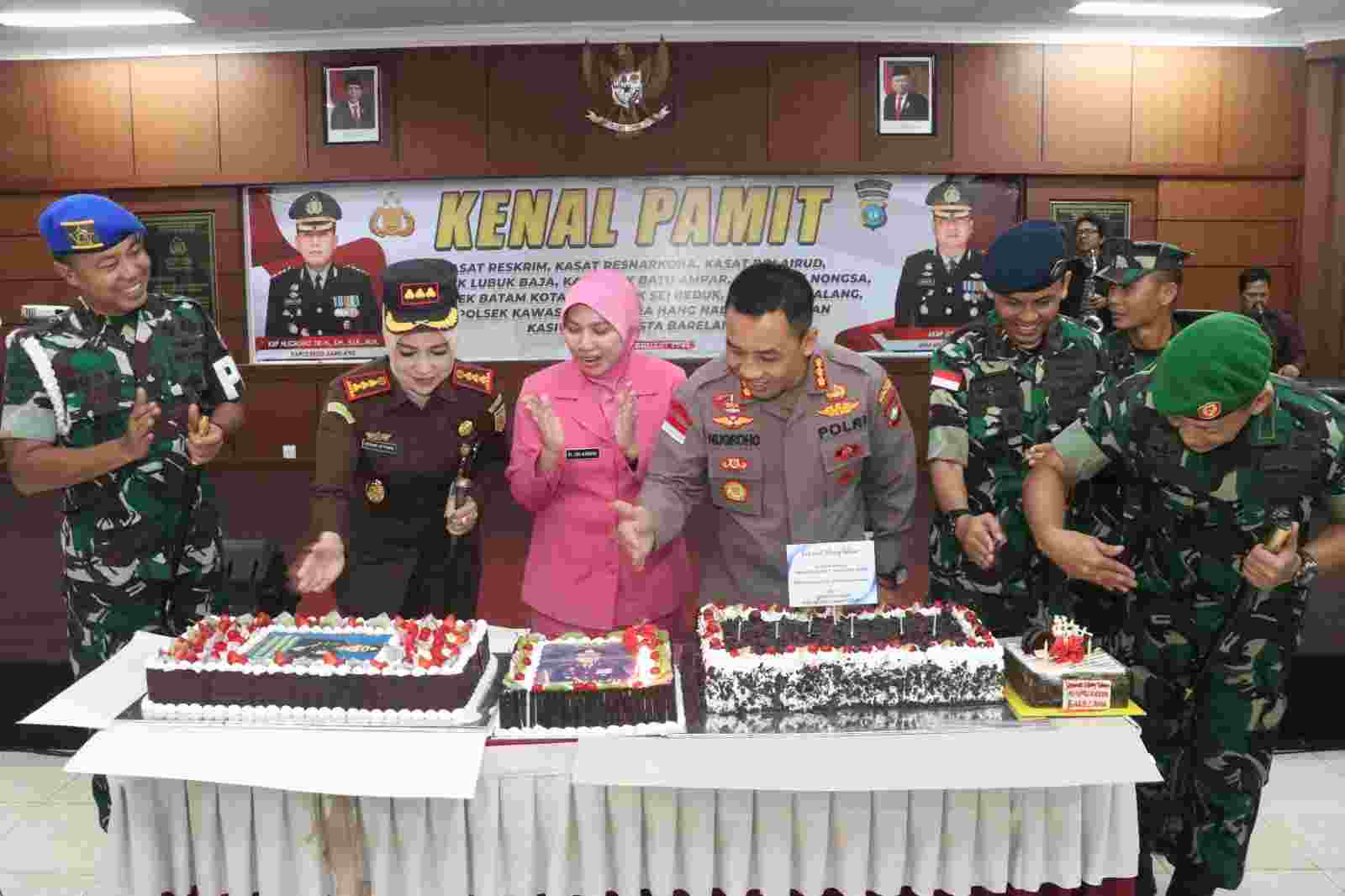 Kapolresta Barelang Terima Surprice Ulang Tahun dari Forkopimda Kota Batam Kapolresta Barelang Terima Surprice Ulang Tahun dari Forkopimda Kota Batam