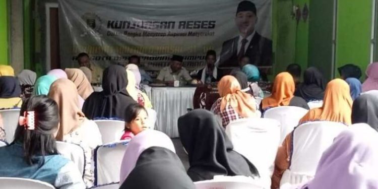 Warga Kemiling Raya Minta Dibuatkan Pos Ronda ke Ketua Fraksi DPRD Provinsi Lampung Warga Kemiling Raya Minta Dibuatkan Pos Ronda ke Ketua Fraksi DPRD Provinsi Lampung
