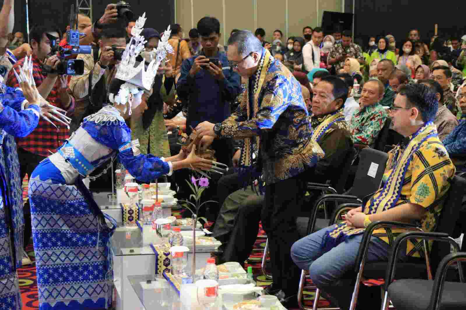Gubernur Arinal Dampingi Zulkifli Hasan Buka Rapat Kerja Kemendag di Lampung Gubernur Arinal Dampingi Zulkifli Hasan Buka Rapat Kerja Kemendag di Lampung