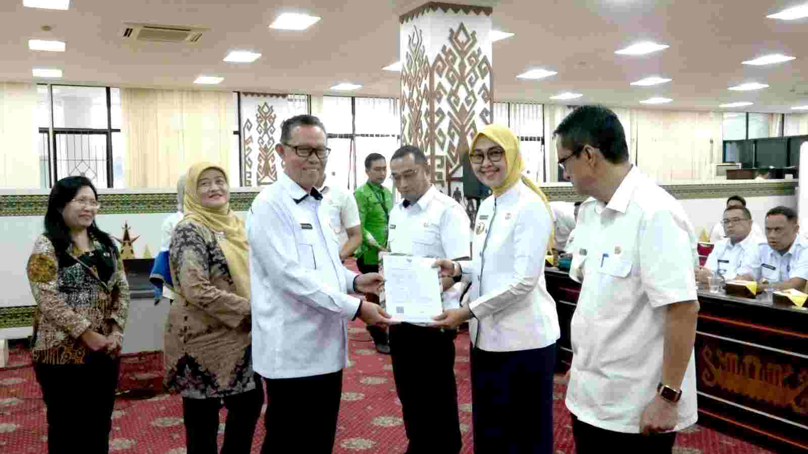 Sekdaprov Lampung Serahkan Persetujuan Teknis dan Kenaikan Pangkat PNS Pemprov Lampung Sekdaprov Lampung Serahkan Persetujuan Teknis dan Kenaikan Pangkat PNS Pemprov Lampung