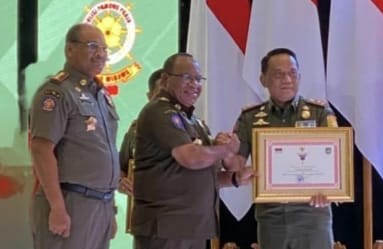 Kasat Pol PP Terima Penghargaan atas Keberhasilan Penyelenggaraan Trantibum dan Linmas Kasat Pol PP Terima Penghargaan atas Keberhasilan Penyelenggaraan Trantibum dan Linmas