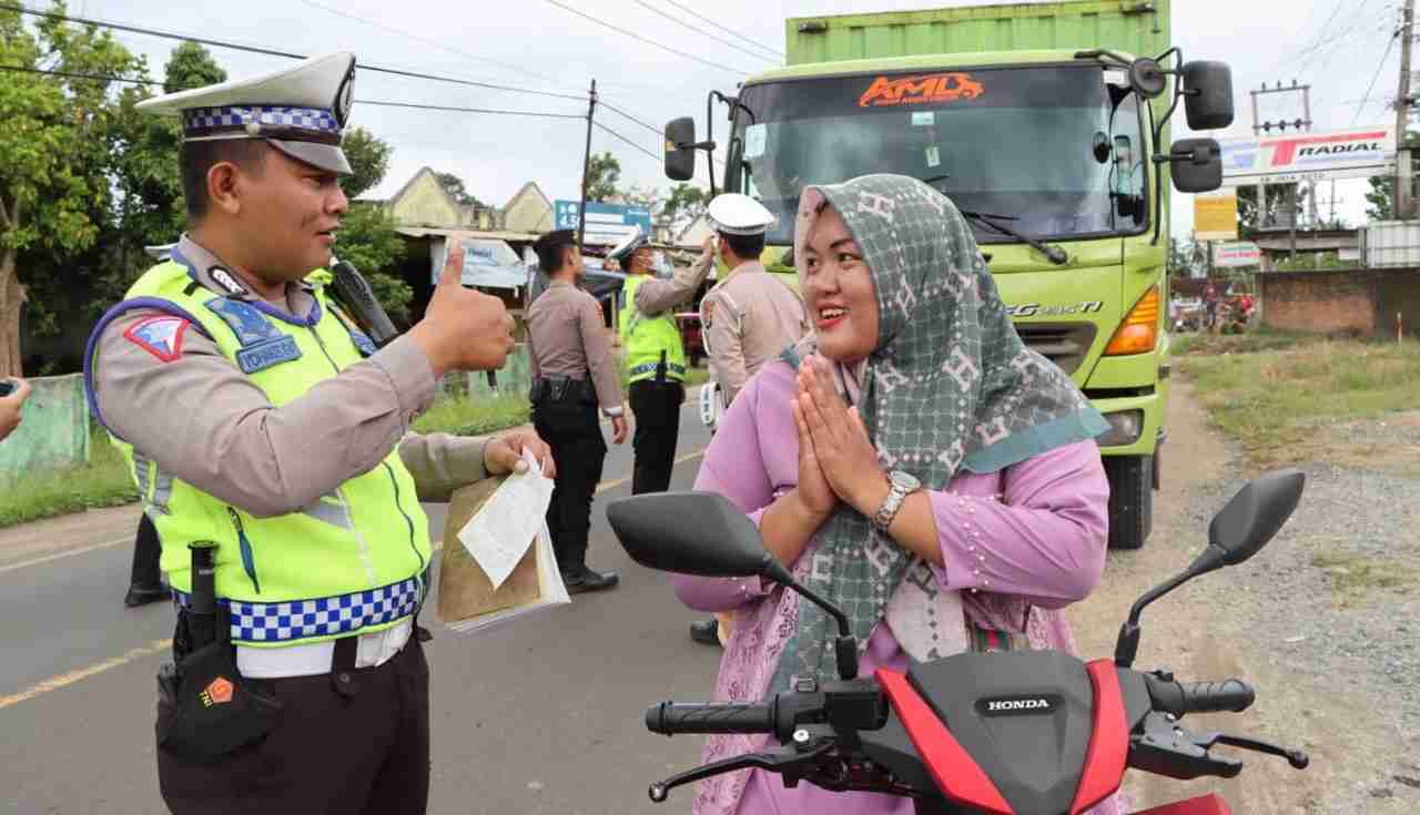 Tekan C3 Serta Kecelakaan, Polres Tanggamus Razia dan Berikan Teguran ke Pelanggar Tekan C3 Serta Kecelakaan, Polres Tanggamus Razia dan Berikan Teguran ke Pelanggar