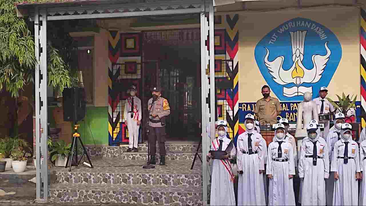 Jadi Pembina Upacara, Bhabinkamtibmas Ingatkan Pelajar Tentang Kenakalan Remaja Jadi Pembina Upacara, Bhabinkamtibmas Ingatkan Pelajar Tentang Kenakalan Remaja