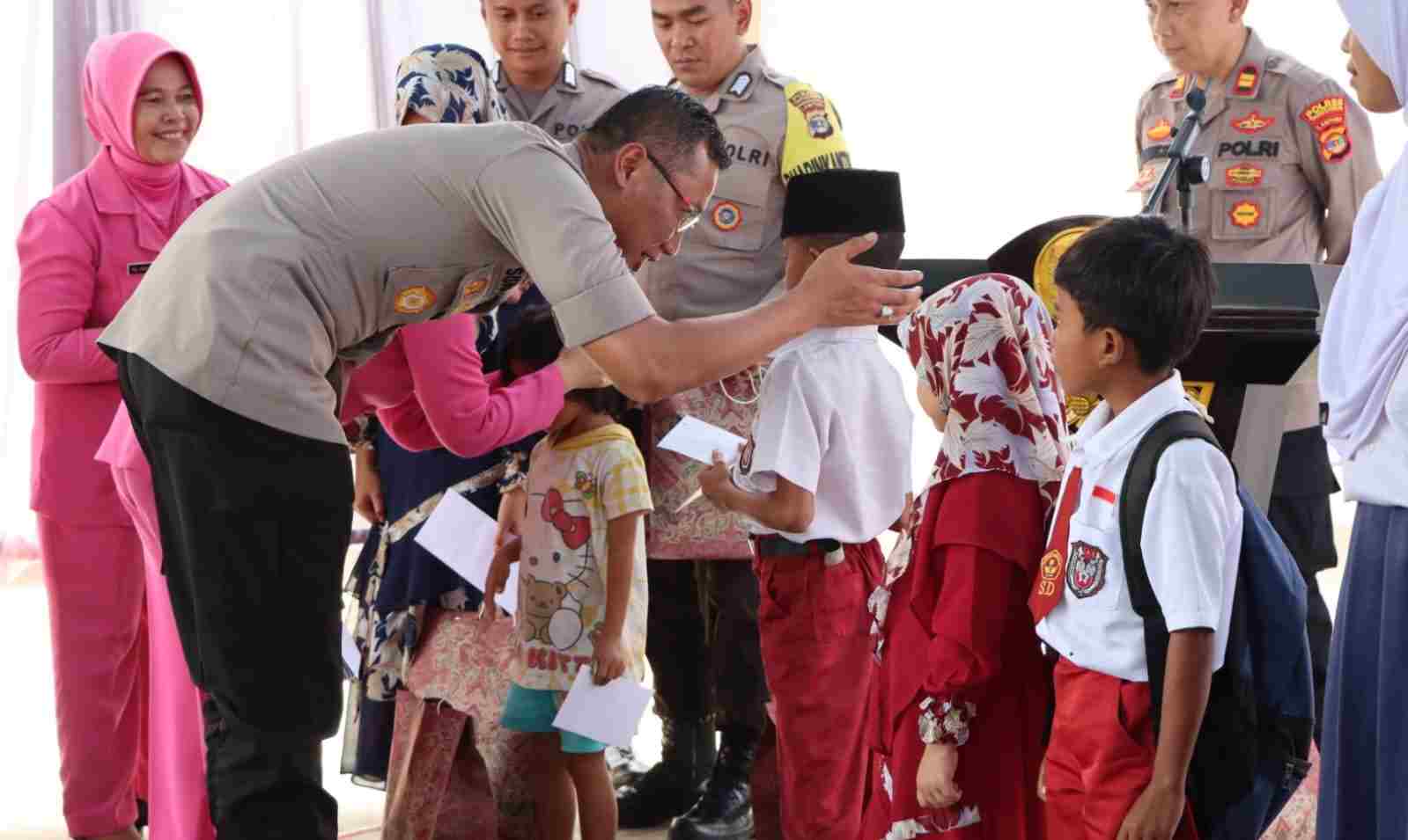 Kapolres Tanggamus Nasehatin Tahanan, Santuni Yatim Piatu dan Berikan Pesan di Tahun Politik Kapolres Tanggamus Nasehatin Tahanan, Santuni Yatim Piatu dan Berikan Pesan di Tahun Politik