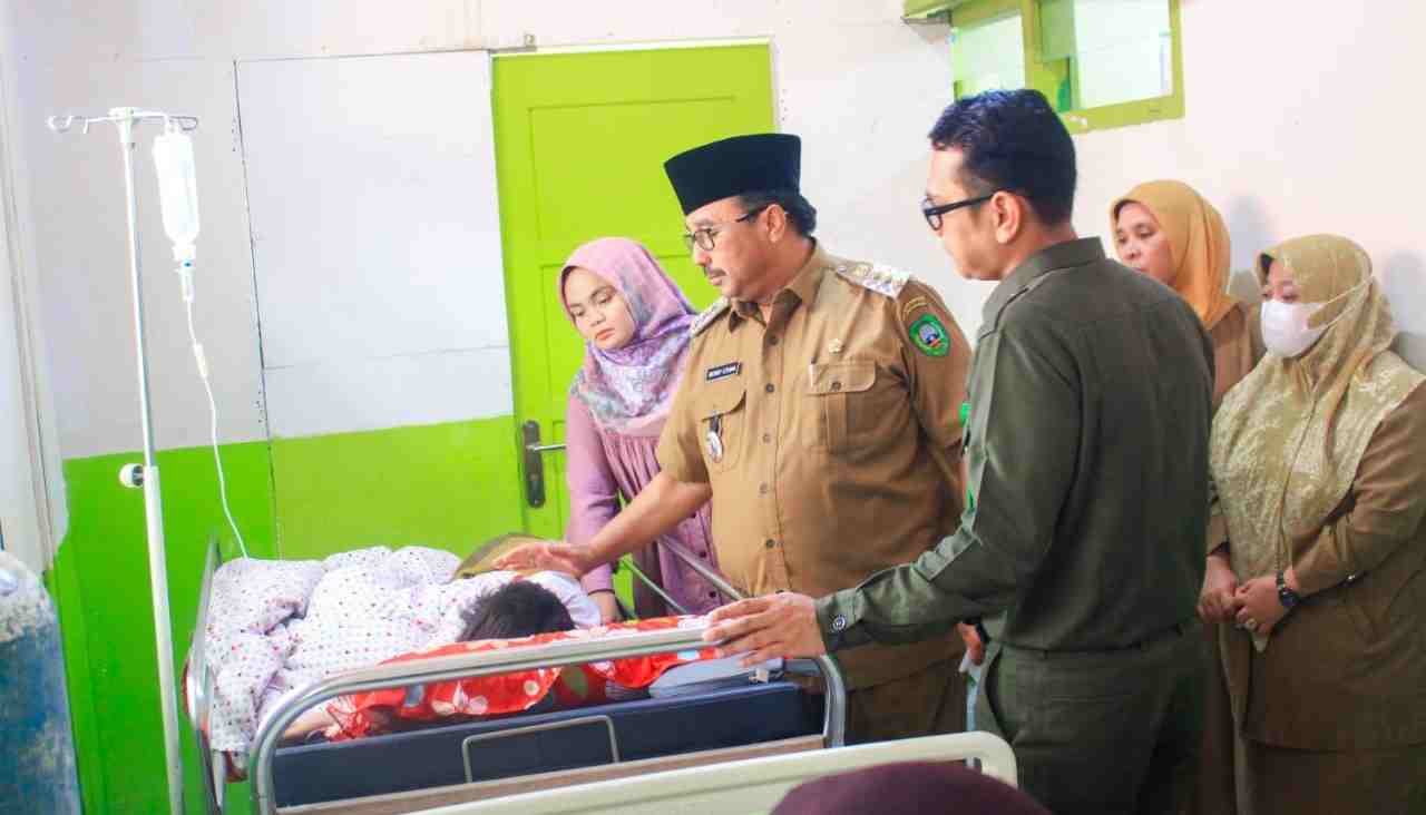 Keracunan Massal, Dua Rumah Sakit Dikunjungi Bupati Pasaman Keracunan Massal, Dua Rumah Sakit Dikunjungi Bupati Pasaman
