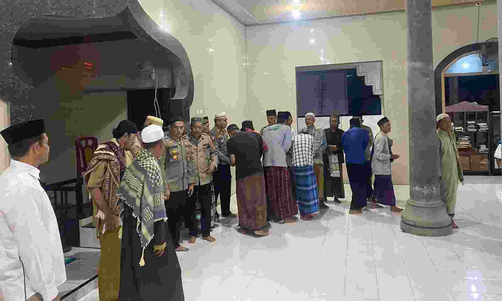 Kapolres Way Kanan Sholat Subuh Dengan Warga Sampaikan Pesan Kamtibmas Kapolres Way Kanan Sholat Subuh Dengan Warga Sampaikan Pesan Kamtibmas