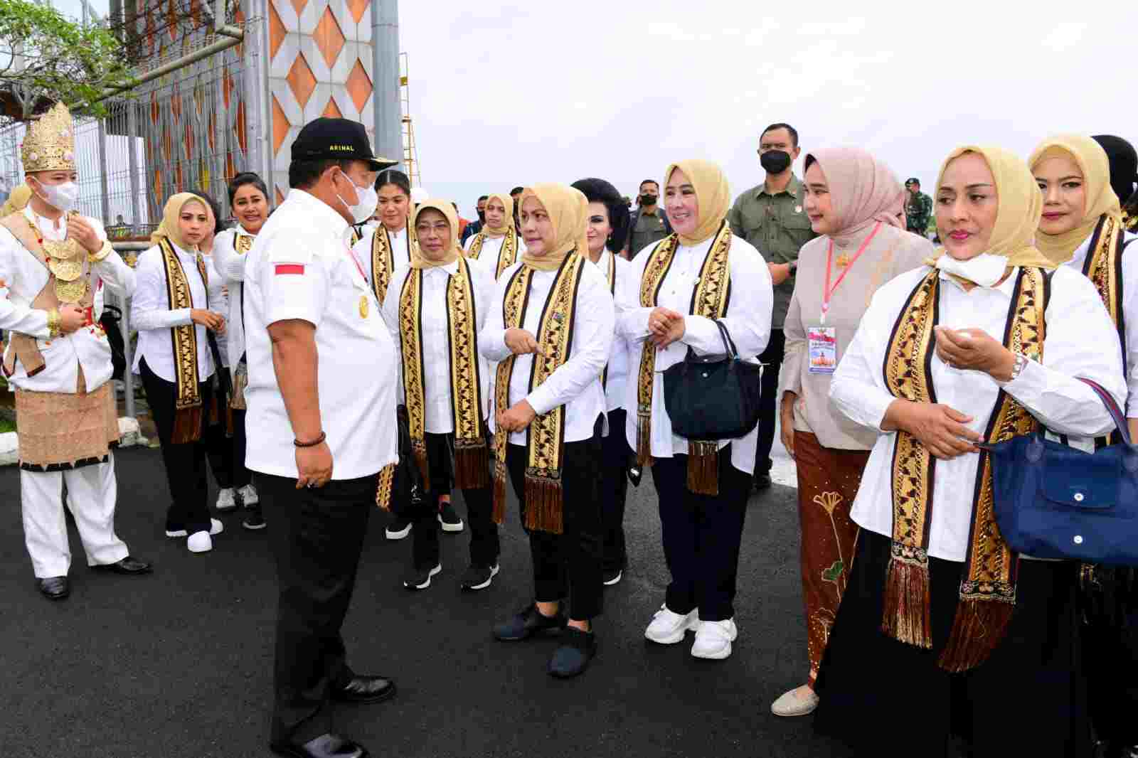 Ibu Iriana dan OASE KIM Kunjungan Kerja ke Provinsi Lampung Ibu Iriana dan OASE KIM Kunjungan Kerja ke Provinsi Lampung