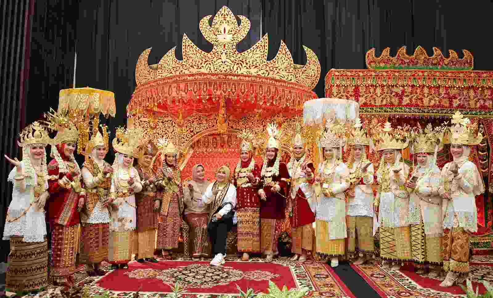 Ketua Dekranasda Pesibar Septi Istiqlal Menghadiri Kunker Ibu Negara Ketua Dekranasda Pesibar Septi Istiqlal Menghadiri Kunker Ibu Negara