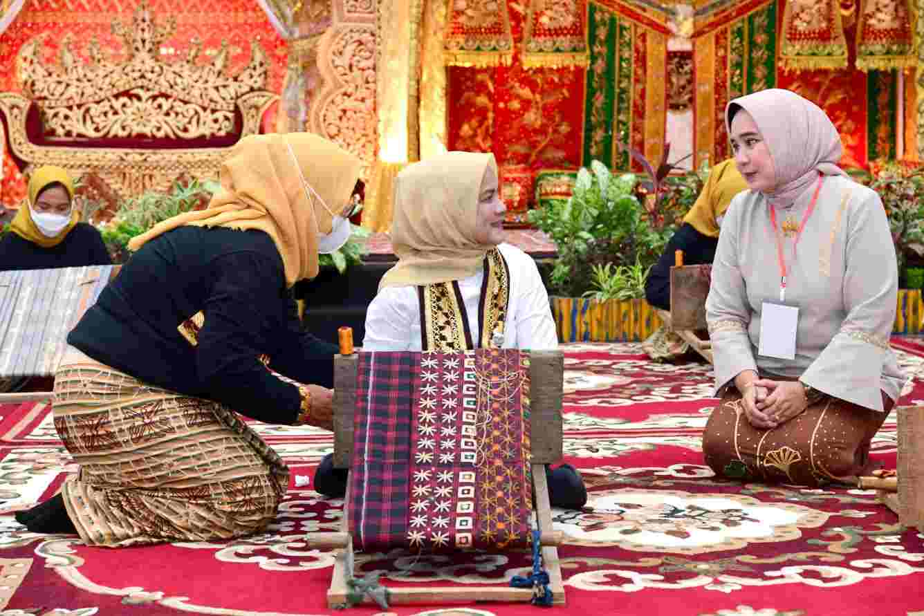 Serangkaian Kegiatan Ibu Negara Iriana, Dari Menanam Pohon Hingga Mencoba Menenun Tapis Serangkaian Kegiatan Ibu Negara Iriana, Dari Menanam Pohon Hingga Mencoba Menenun Tapis