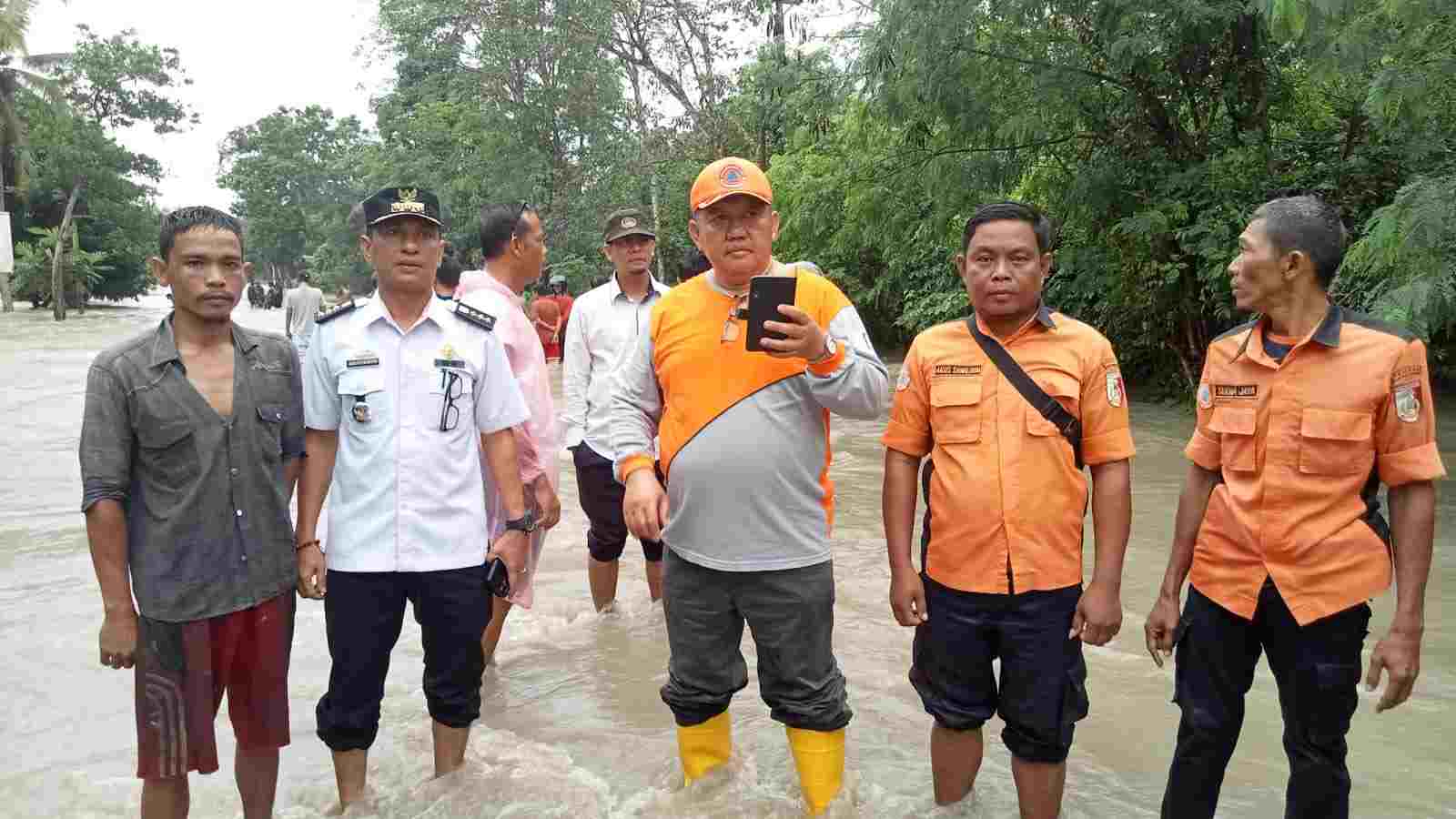 Jalan Lintas Timur, Kampung Kali Miring Mengalami Banjir Bandang Jalan Lintas Timur, Kampung Kali Miring Mengalami Banjir Bandang