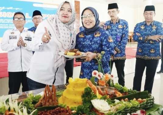 Sekwan DPRD Hj. Mukhsina Terima Potongan Tumpeng dari Plt PWI Ogan Ilir Sekwan DPRD Hj. Mukhsina Terima Potongan Tumpeng dari Plt PWI Ogan Ilir
