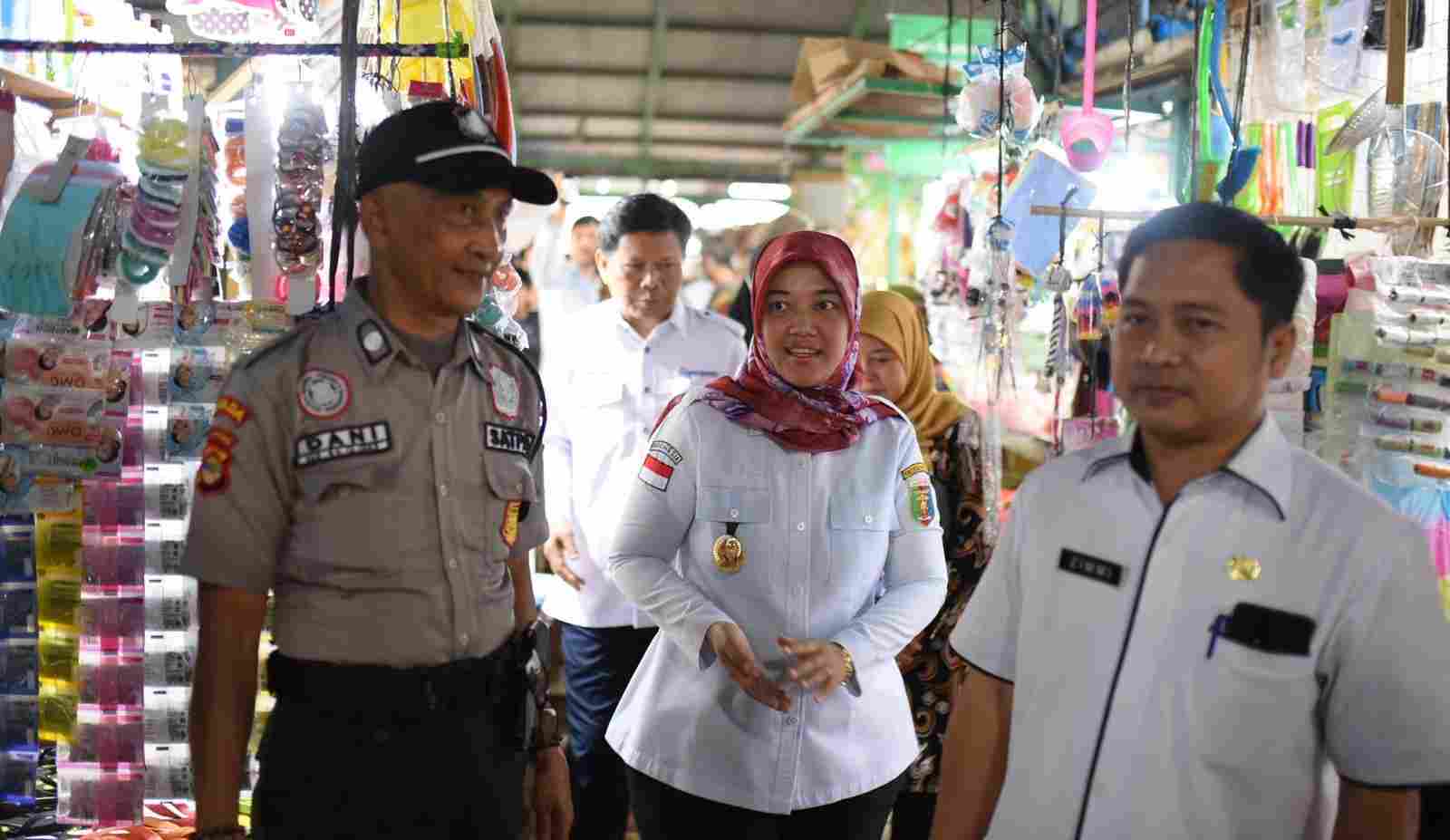 Pemprov Lampung Gelar Operasi Pasar Minyak Goreng Kemasan di Pasar Kangkung Pemprov Lampung Gelar Operasi Pasar Minyak Goreng Kemasan di Pasar Kangkung