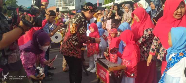 Karnaval Batik Besurek Warnai Kemeriahan HUT Kota Bengkulu ke-304 Karnaval Batik Besurek Warnai Kemeriahan HUT Kota Bengkulu ke-304