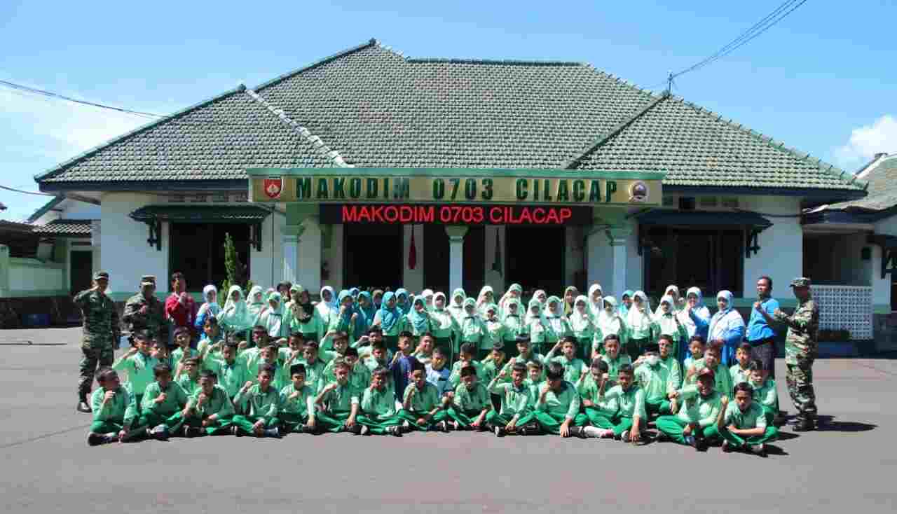 Bentuk Karakter, Siswa Siswi SD Al Irsyad Digembleng di Makodim 0703 Cilacap Bentuk Karakter, Siswa Siswi SD Al Irsyad Digembleng di Makodim 0703 Cilacap