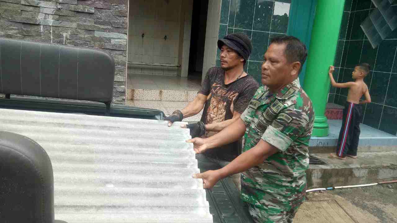 Cepat Tanggap, Danramil 410-01/Panjang Beri Bantuan Kepada Korban Longsor Cepat Tanggap, Danramil 410-01/Panjang Beri Bantuan Kepada Korban Longsor