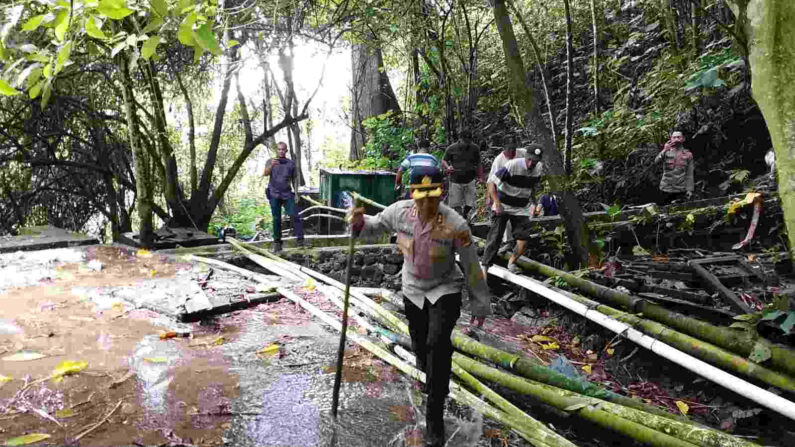 Kapolres Tinjau Mata Air Batu Kramat, Janji Tindak Tegas Oknum Pembuang Sampah Kapolres Tinjau Mata Air Batu Kramat, Janji Tindak Tegas Oknum Pembuang Sampah