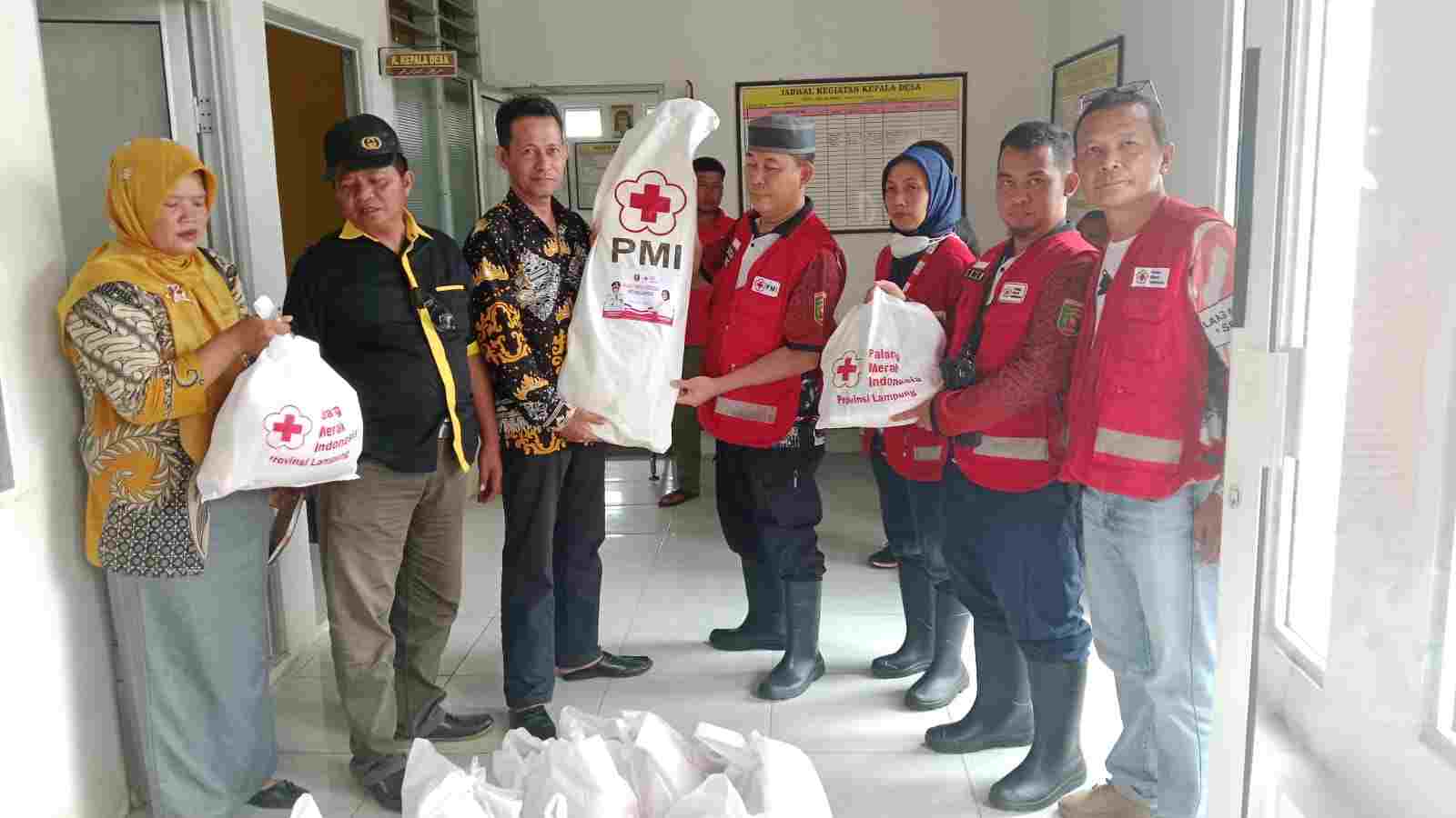 PMI Lampung Distribusikan Bantuan Ke Lokasi Bencana Banjir di Lamteng PMI Lampung Distribusikan Bantuan Ke Lokasi Bencana Banjir di Lamteng