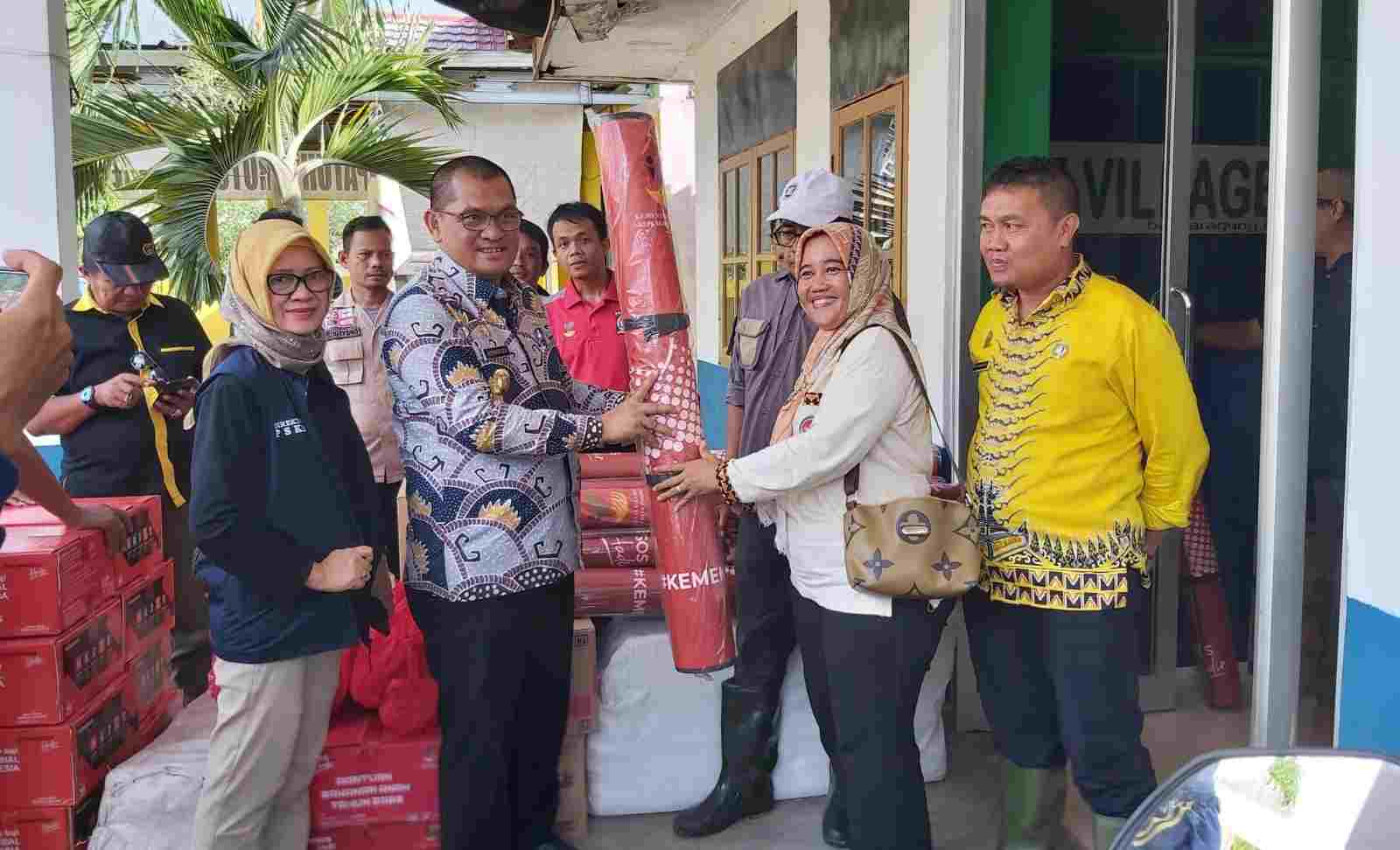 Aswarodi Sampaikan Bantuan Gubernur untuk Korban Banjir di Lamteng dan Lampura Aswarodi Sampaikan Bantuan Gubernur untuk Korban Banjir di Lamteng dan Lampura