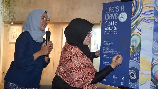 Erna Wiyati Buka Pameran Lukisan Ratna Sawitri “Life’s A Wave” Erna Wiyati Buka Pameran Lukisan Ratna Sawitri “Life’s A Wave”