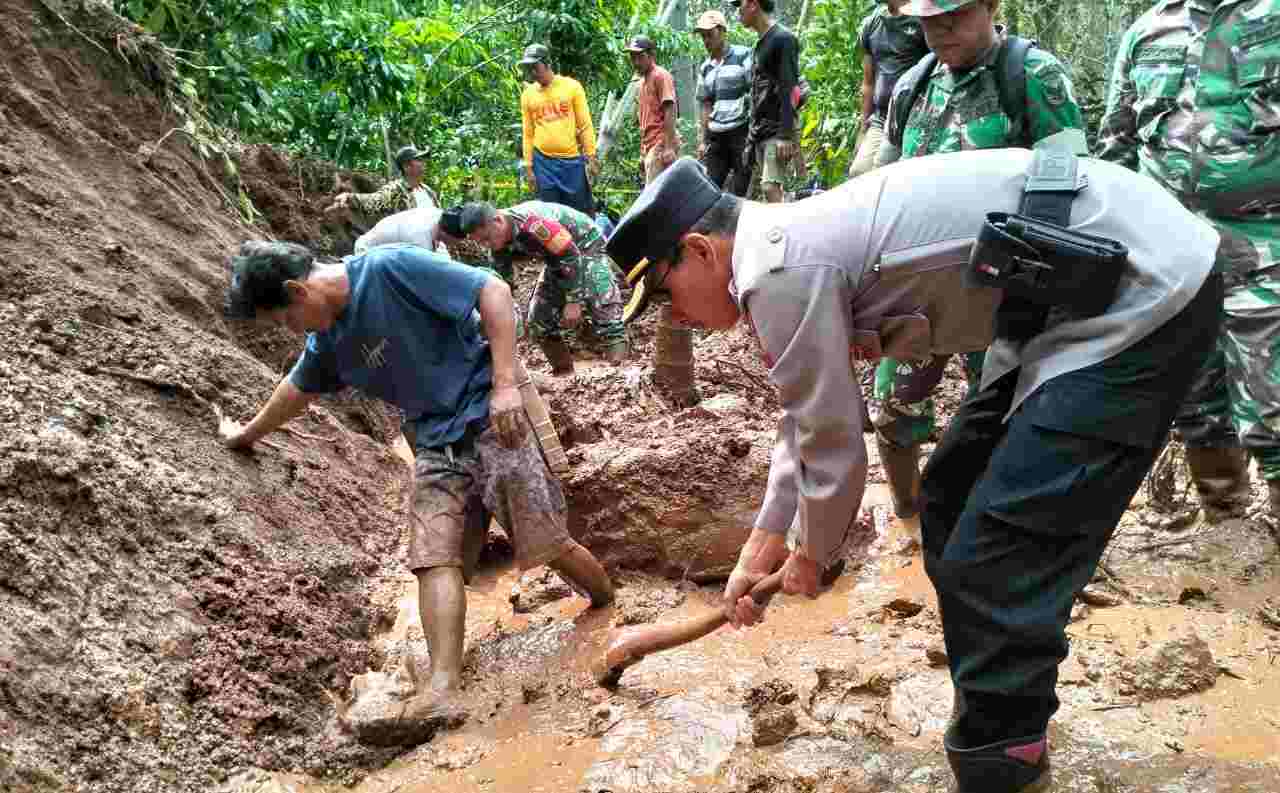 Tanah Longsor di Kampung Jukubatu, Polres Way Kanan Bantu Pencarian 2 Korban Tanah Longsor di Kampung Jukubatu, Polres Way Kanan Bantu Pencarian 2 Korban