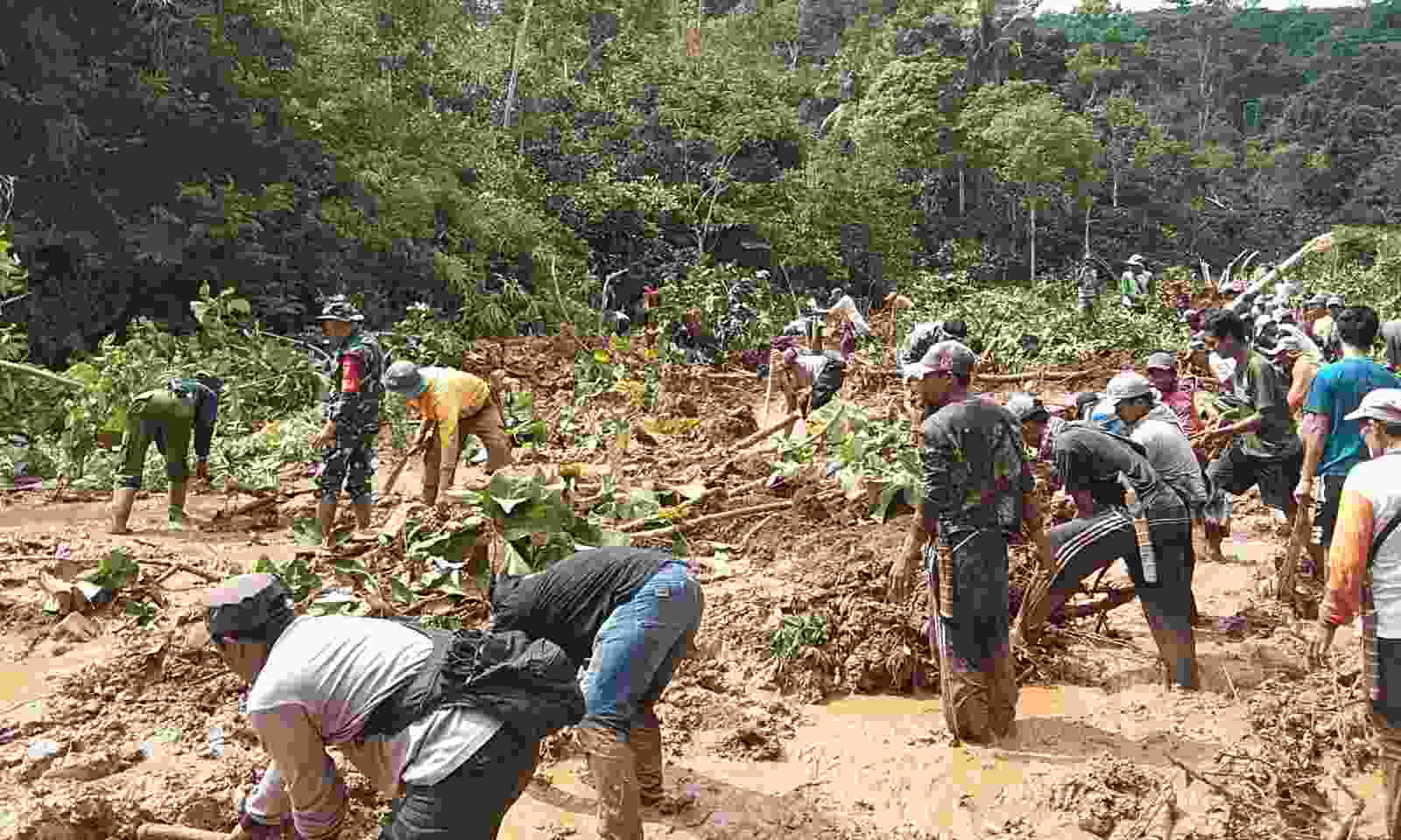 Polsek Banjit Way Kanan Bantu Pencarian Korban Tanah Longsor di Sumber Sari Polsek Banjit Way Kanan Bantu Pencarian Korban Tanah Longsor di Sumber Sari