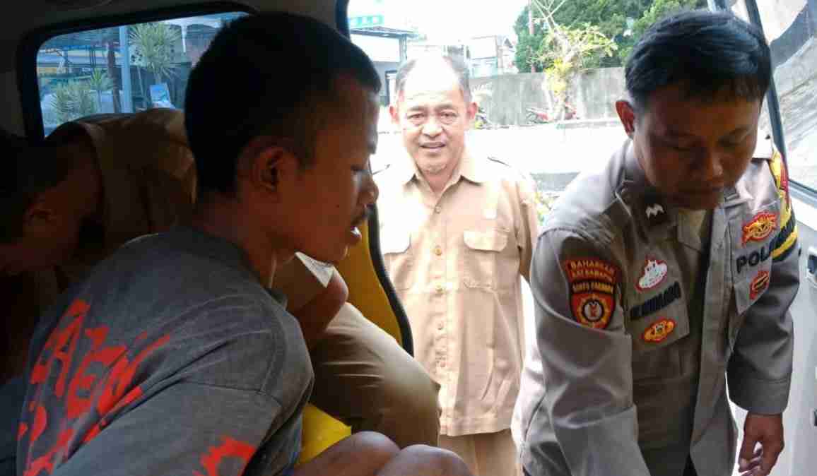 Bhabinkamtibmas Bersama Stakeholder Bawa Pemuda ODGJ Pembakar Rumah ke Klinik Sakit Jiwa Bhabinkamtibmas Bersama Stakeholder Bawa Pemuda ODGJ Pembakar Rumah ke Klinik Sakit Jiwa