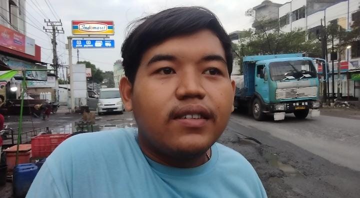 Melihat Pengendara Motor Terjatuh, Pedagang Nasi Uduk Minta Presiden Perbaiki Jalinsum Sergai Melihat Pengendara Motor Terjatuh, Pedagang Nasi Uduk Minta Presiden Perbaiki Jalinsum Sergai