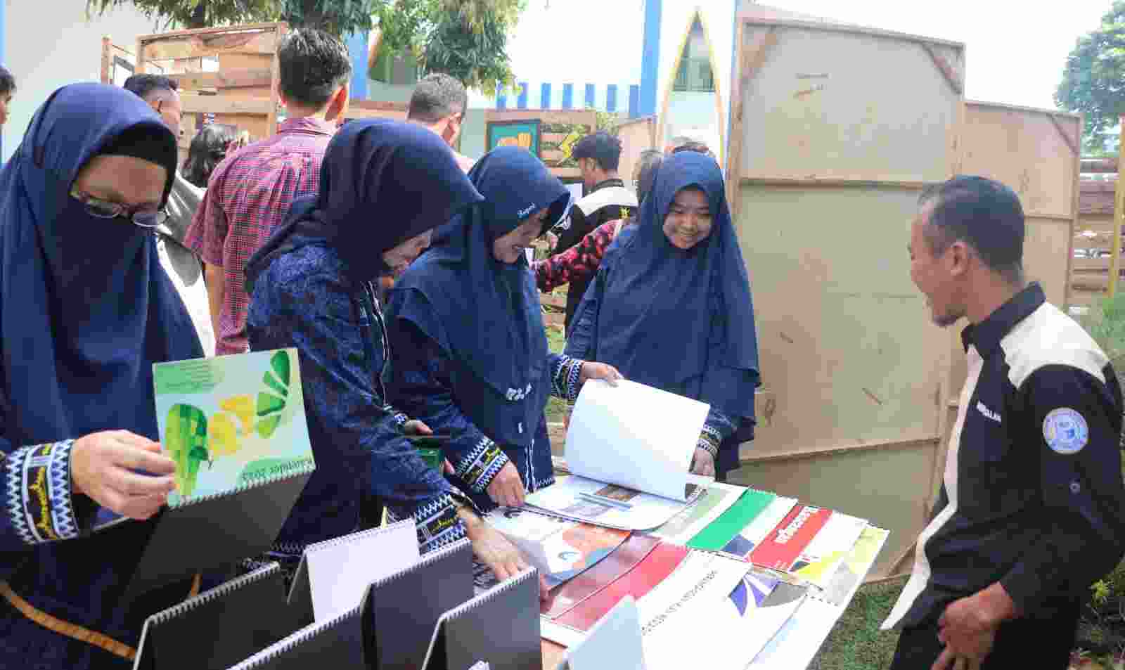 Prodi DKV IIB Darmajaya Gelar Pameran Karya Mahasiswa Selama Lima Hari Prodi DKV IIB Darmajaya Gelar Pameran Karya Mahasiswa Selama Lima Hari