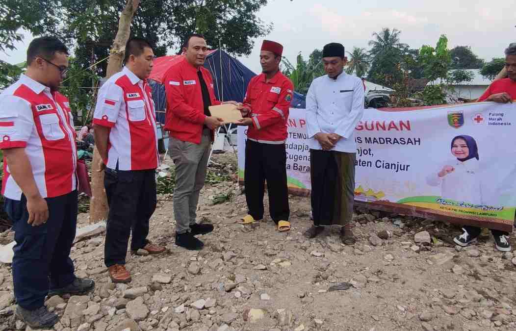 PMI Serahkan Bantuan Donasi Masyarakat Untuk Warga Terdampak Gempa Cianjur PMI Serahkan Bantuan Donasi Masyarakat Untuk Warga Terdampak Gempa Cianjur