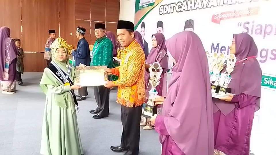 Wakil Ketua DPRD Danny Ismaya Hadiri Wisuda Tahfidz SDIT Cahaya Madany Wakil Ketua DPRD Danny Ismaya Hadiri Wisuda Tahfidz SDIT Cahaya Madany