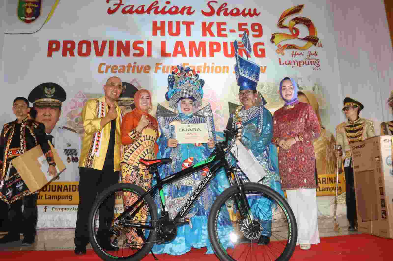 Lomba Fashion Show HUT ke-59 Lampung Berlangsung Meriah, Perangkat Daerah Tampilkan Busana Unik Lomba Fashion Show HUT ke-59 Lampung Berlangsung Meriah, Perangkat Daerah Tampilkan Busana Unik