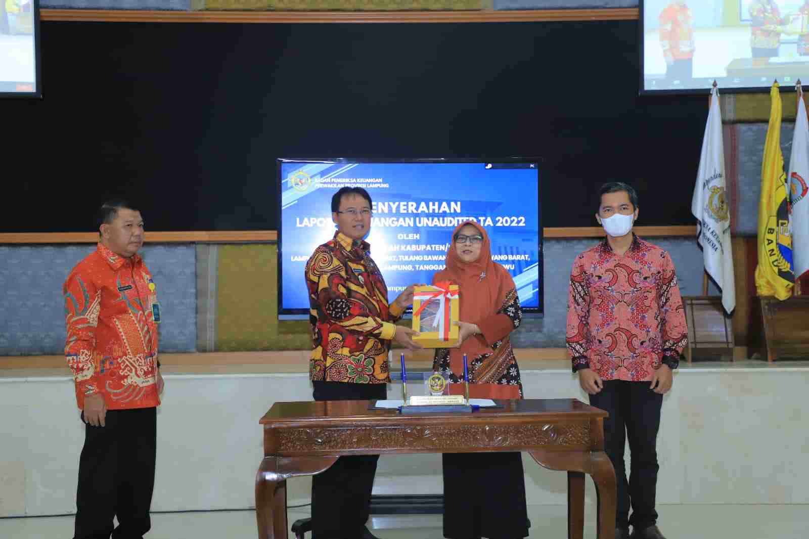 Pj Bupati Lambar Serahkan LKPD Unaudited TA 2022 kepada BPK Perwakilan Lampung Pj Bupati Lambar Serahkan LKPD Unaudited TA 2022 kepada BPK Perwakilan Lampung