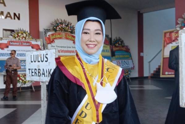 Predikat Cumlaude Diraih Dosen IBN Dalam Wisuda Doktoral di UNSOED Predikat Cumlaude Diraih Dosen IBN Dalam Wisuda Doktoral di UNSOED