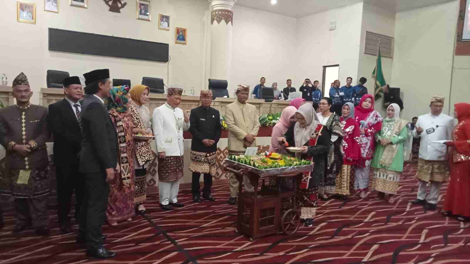 Pj Bupati Qudrotul Ikhwan Hadiri Paripurna DPRD Tuba, Peringati Hari Jadi ke-26 Pj Bupati Qudrotul Ikhwan Hadiri Paripurna DPRD Tuba, Peringati Hari Jadi ke-26