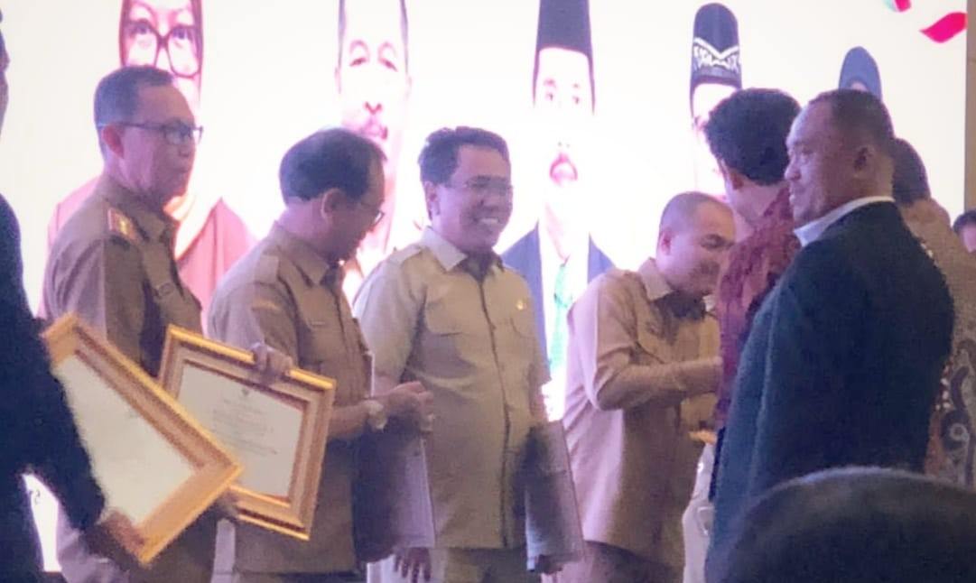 Sekdaprov Fahrizal Darminto Terima Penghargaan dari KPK RI Sekdaprov Fahrizal Darminto Terima Penghargaan dari KPK RI