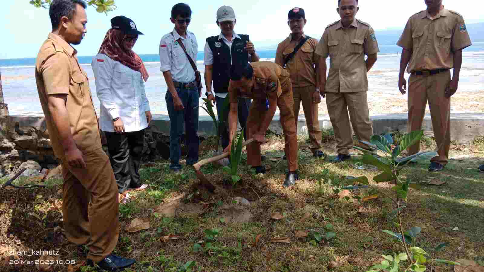 Aparat Pekon Serai Tanam Seribu Bibit Pohon Aparat Pekon Serai Tanam Seribu Bibit Pohon