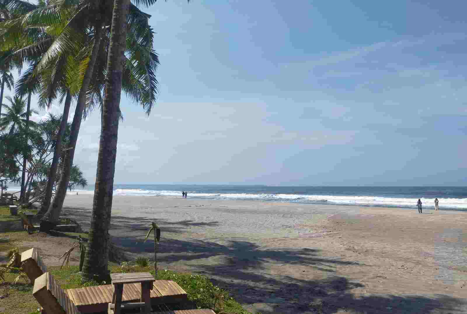 Hari Pertama Ramadhan Pantai Mandiri dan Labuhan Jukung Sepi Hari Pertama Ramadhan Pantai Mandiri dan Labuhan Jukung Sepi