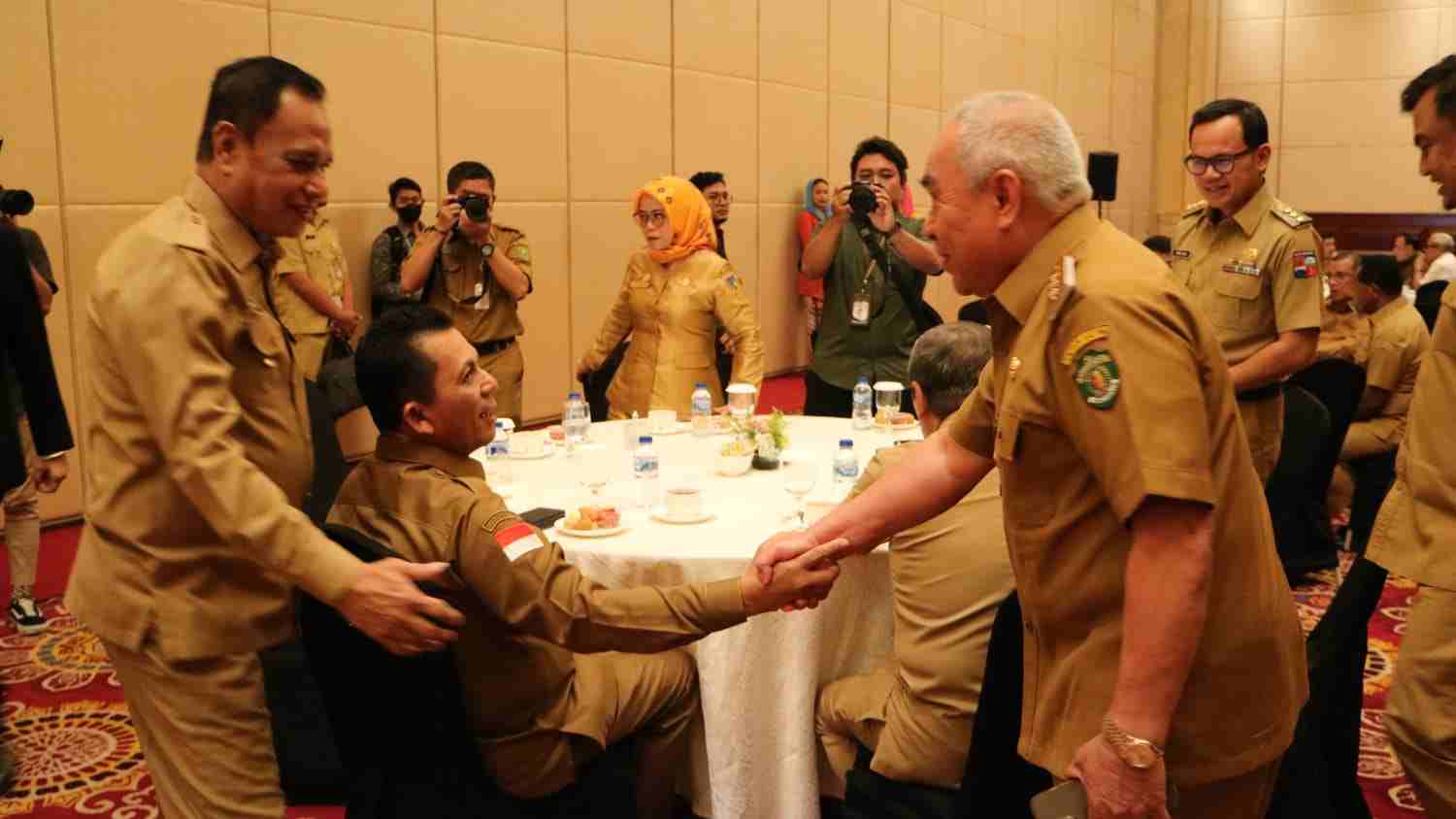 Ansar Ahmad dan Gubernur se-Indonesia Bacakan Ikrar Komitmen Anti Korupsi Kepala Daerah Ansar Ahmad dan Gubernur se-Indonesia Bacakan Ikrar Komitmen Anti Korupsi Kepala Daerah