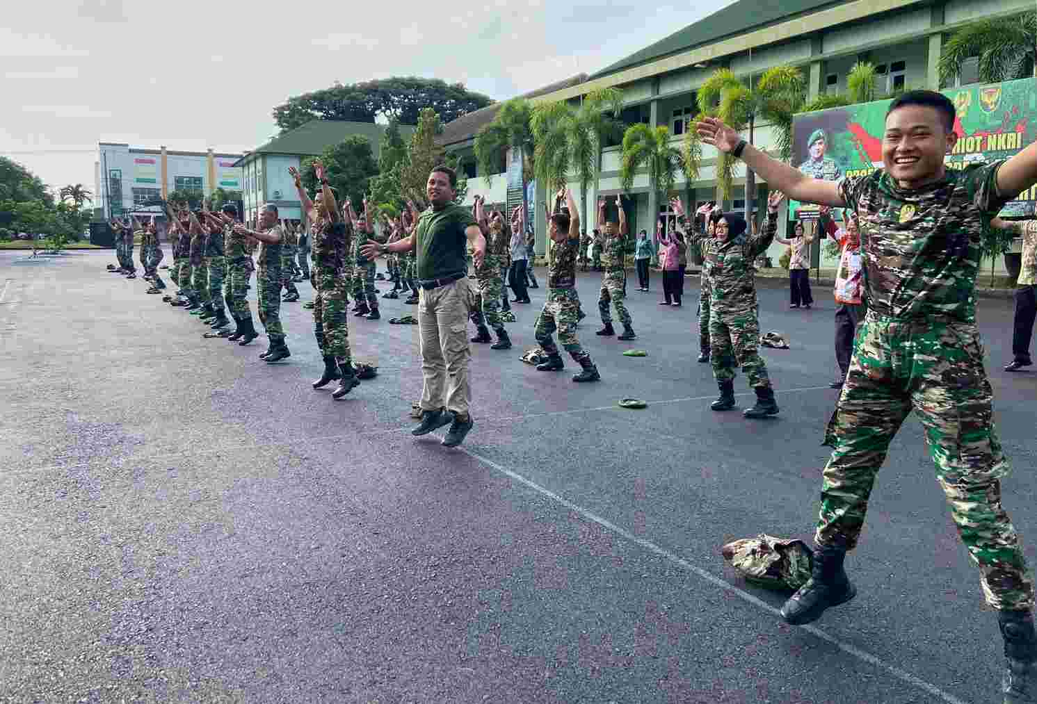 Meski Berpuasa Anggota Korem 043/Gatam Tetap Jaga Kebugaran Meski Berpuasa Anggota Korem 043/Gatam Tetap Jaga Kebugaran