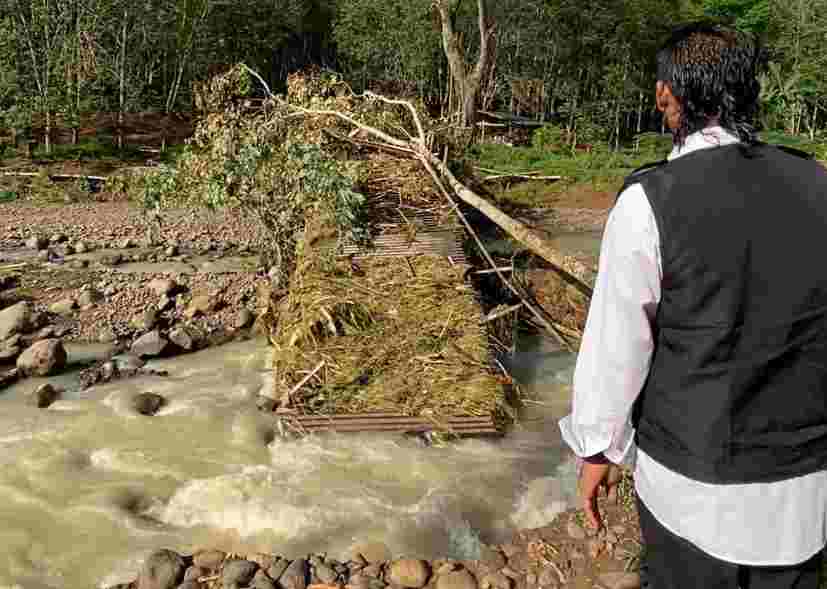 Banjir Rusak Kawasan Wisata Bronjong, Kerugian Ditaksir Mencapai Ratusan Juta Banjir Rusak Kawasan Wisata Bronjong, Kerugian Ditaksir Mencapai Ratusan Juta