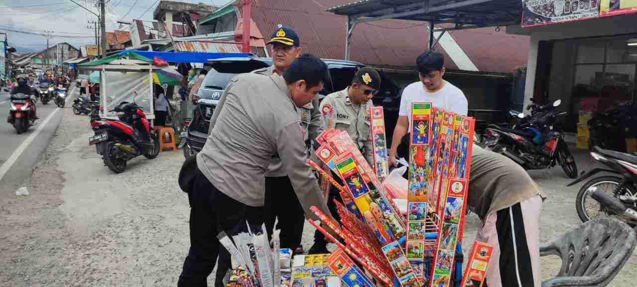 Polsek Pesisir Tengah Amankan Berbagai Jenis Petasan Polsek Pesisir Tengah Amankan Berbagai Jenis Petasan