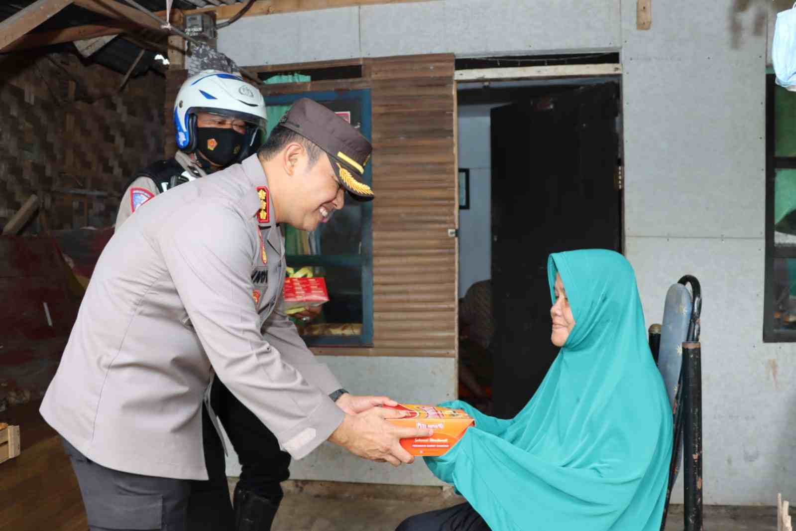 Berbagi di Bulan Suci, Kapolresta Bandar Lampung Bagikan Nasi Kotak Berbagi di Bulan Suci, Kapolresta Bandar Lampung Bagikan Nasi Kotak
