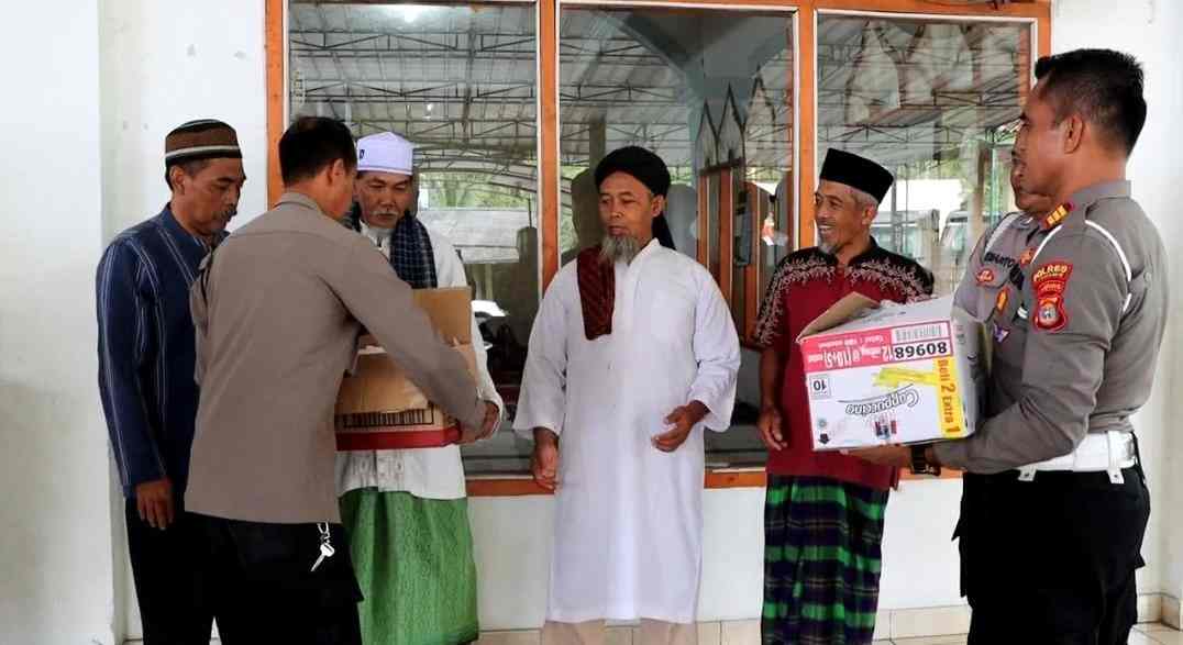 Polres Tanggamus Berbagi Takjil di Masjid dan Pondok Pesantren Polres Tanggamus Berbagi Takjil di Masjid dan Pondok Pesantren
