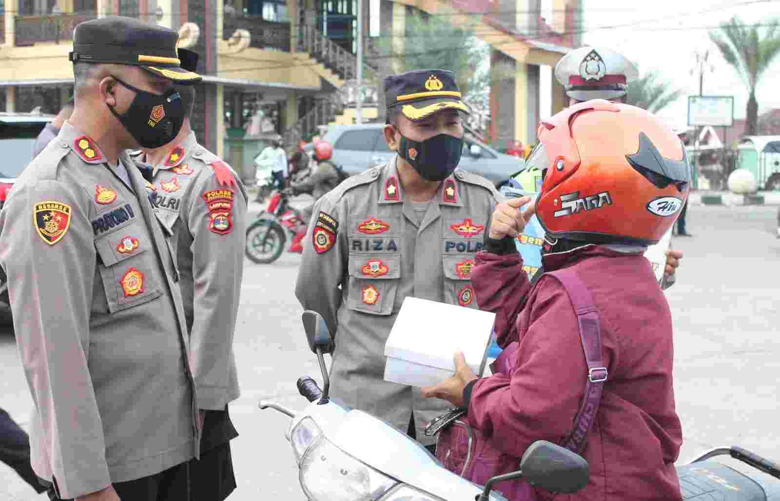 Jelang Berbuka Puasa Hari ke-3 Ramadhan, Kapolres Pesawaran Bagikan Takjil Gratis Jelang Berbuka Puasa Hari ke-3 Ramadhan, Kapolres Pesawaran Bagikan Takjil Gratis